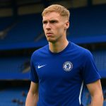 Sfeerbeeld rond Chelsea op Stamford Bridge met spelers op de achtergrond