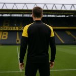 Sfeerbeeld van een trainingsmoment met een jonge verdediger in Dortmund-context
