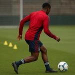 Rayane Bounida in Ajax-tenue tijdens een trainingsmoment, gefotografeerd vanop afstand