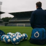 Sfeerbeeld van Club Brugge tijdens een training, in de context van transfergeruchten rond een defensieve middenvelder.