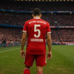 Raphaël Guerreiro in Bayern-tenue tijdens een wedstrijd, gefotografeerd vanop afstand in het stadion.