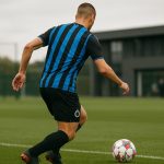 Trainingsmoment bij Club Brugge met een aanvaller in focus, zonder herkenbare gezichten