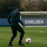 Romeo Lavia bij Chelsea in een trainingscontext, gezien vanop afstand zonder herkenbare gezichten.