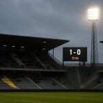 Sfeershot in een stadion van de Challenger Pro League tijdens een wedstrijdavond, zonder herkenbare gezichten.