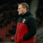 Joseph Oosting langs de zijlijn in het Bosuilstadion bij Royal Antwerp FC