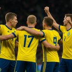 Zweedse spelers vieren de late beslissende treffer tegen Polen in de WK-barrage.