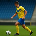 Wedstrijdbeeld van KVC Westerlo met Arthur Piedfort in actie op het middenveld.