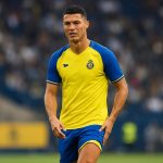 Cristiano Ronaldo van Al Nassr verlaat het veld na hamstringproblemen