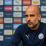 Pep Guardiola tijdens een persmoment in neutrale omgeving