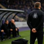 Jérémy Taravel van RSC Anderlecht in een coachcontext naast het veld