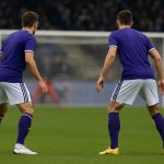 Wedstrijdmoment met spelers van RSC Anderlecht in een defensieve fase, met focus op het centrale duo achterin.