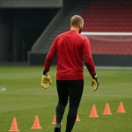 Een doelman van Standard op training tijdens een oefensessie op het veld.