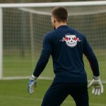Maarten Vandevoordt, doelman van RB Leipzig, tijdens een trainingsmoment in het stadion
