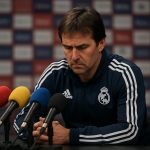 Alvaro Arbeloa langs de zijlijn bij Real Madrid in een gespannen context