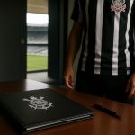 Algemeen beeld in een stadionomgeving dat een transfercontext suggereert zonder herkenbare gezichten