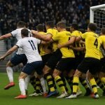 Drukte en duels in het strafschopgebied bij een hoekschop in de Premier League
