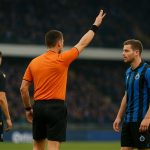 Een scheidsrechter die extra tijd aangeeft tijdens een voetbalwedstrijd in een stadion.