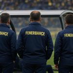 Sfeerbeeld rond Fenerbahçe: de bank en staf tijdens een wedstrijd, in de context van de afwezigheid van coach Domenico Tedesco