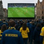 Supporters van SK Beveren volgen een wedstrijd op een groot scherm op de Grote Markt.