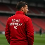 Joseph Oosting langs de zijlijn bij Royal Antwerp FC tijdens een wedstrijd