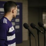 Thorgan Hazard van RSC Anderlecht in een rustig moment naast het veld