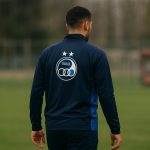 Moussa Djenepo, ex-Standard en winger van Esteghlal, in een voetbalcontext zonder herkenbare gezichten.