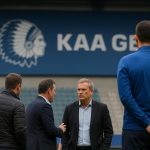 Bestuursfiguren van KAA Gent in de Planet Group arena tijdens een moment van overleg
