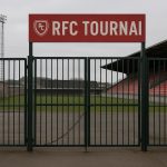 Gesloten toegangshek aan een stadionomgeving van RFC Tournai