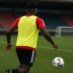 Jorthy Mokio in Ajax-context zonder herkenbare gezichten, in een trainings- of wedstredomgeving