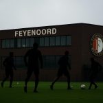 Sfeerbeeld van een training bij Feyenoord, met spelers op de achtergrond zonder herkenbare gezichten