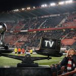 Halfleeg stadion bij een late zondagavondwedstrijd in België