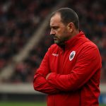 Joseph Oosting langs de zijlijn bij Royal Antwerp FC tijdens een competitiewedstrijd