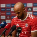 Vincent Kompany tijdens een persmoment bij Bayern München