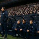 Sfeerbeeld aan de zijlijn bij Tottenham Hotspur tijdens een wedstrijd in een stadion