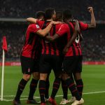 Spelers van AC Milan vieren een laat doelpunt in de slotfase.