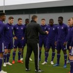 Spelers van RSC Anderlecht op training tijdens een tactisch moment op het middenveld