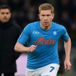 Kevin De Bruyne keert terug bij Napoli terwijl Antonio Conte toekijkt langs de zijlijn