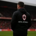 Joseph Oosting langs de zijlijn bij Royal Antwerp FC