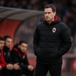 Joseph Oosting langs de zijlijn bij Royal Antwerp FC tijdens een competitiewedstrijd.