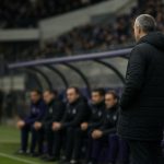 Sfeerbeeld rond RSC Anderlecht met focus op de technische staf langs de zijlijn
