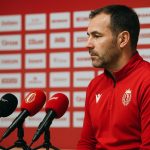 Vincent Euvrard coacht Standard langs de zijlijn in aanloop naar de match tegen Zulte Waregem.