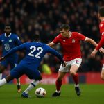 Spelmoment tijdens Chelsea tegen Wrexham in de FA Cup, met duels rond de bal in het strafschopgebied