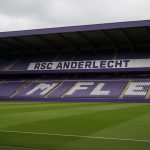Sfeerbeeld van het stadion van RSC Anderlecht met tribunes en clubkleuren, zonder herkenbare gezichten