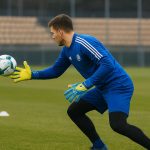 Doelman in trainingstenue van Strasbourg tijdens een oefensessie