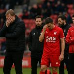 Sven Vandenbroeck langs de zijlijn bij SV Zulte Waregem tijdens het duel met Standard