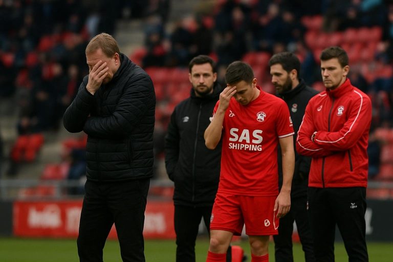 Sven Vandenbroeck langs de zijlijn bij SV Zulte Waregem tijdens het duel met Standard