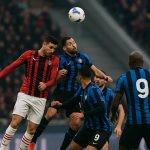 Actiebeeld uit AC Milan tegen Internazionale in San Siro, een gesloten derby die eindigde op 1-0.