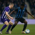 Spelmoment tussen RSC Anderlecht en Club Brugge met focus op het middenveld, zonder herkenbare gezichten.
