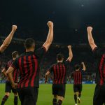 Spelers van AC Milan vieren na de derbyzege tegen Internazionale