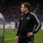 Jérémy Taravel langs de zijlijn bij RSC Anderlecht tijdens een wedstrijd